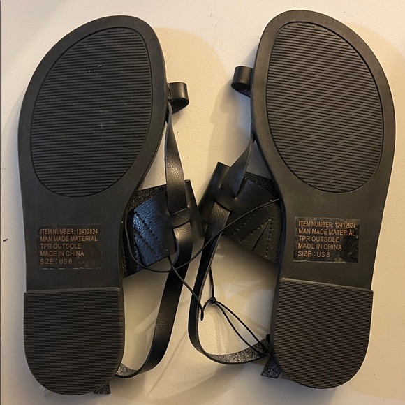 Torrid sz8 wide Black Leather Sandals NWOT - Picture 3 of 3